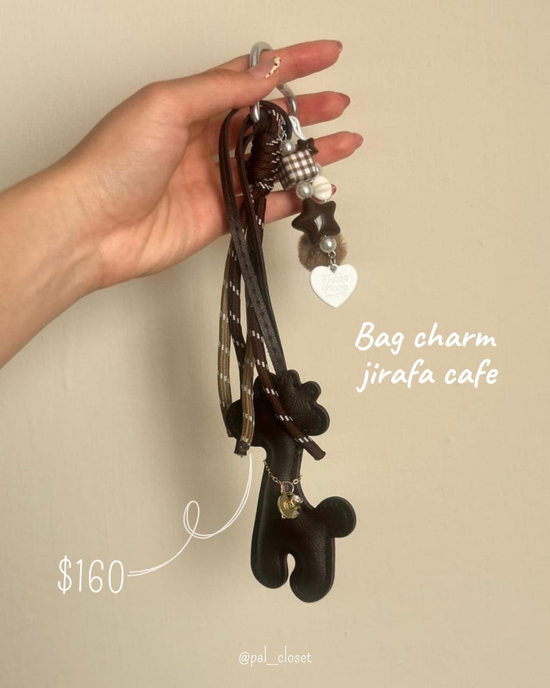 Bag charm jirafa café